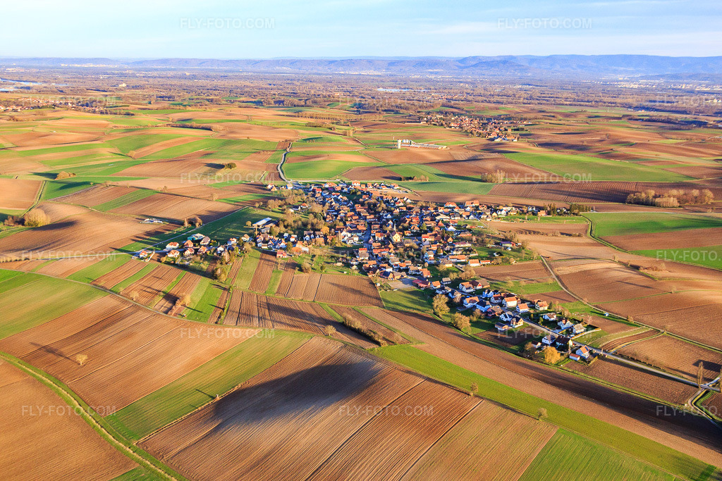 Aerial view: View of the town from the west in Oberlauterbach in the state Bas-Rhin, France. – Photo: IMG_086019.jpg taken on 02/06/2016 by Werner Riehm/FLY-FOTO.com – Resolution of the original: 5472 x 3648 px