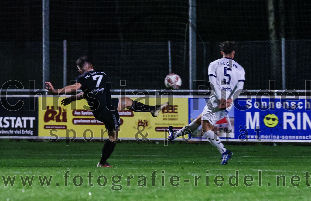 2024-03-15_032_FC_Schwaig_gegen_1_FC_Garmisch-Partenkirchen | Oberding, Deutschland, 15.03.2024:
Fußball, Landesliga Südost 2023 / 2024, 25. Spieltag, FC Schwaig gegen 1. FC Garmisch-Partenkirchen, Endergebnis: 4:0

Tobias Paulus (FC Schwaig, #7), Nicolai Bierling (1. FC Garmisch-Partenkirchen, #5)

Foto: Christian Riedel / fotografie-riedel.net