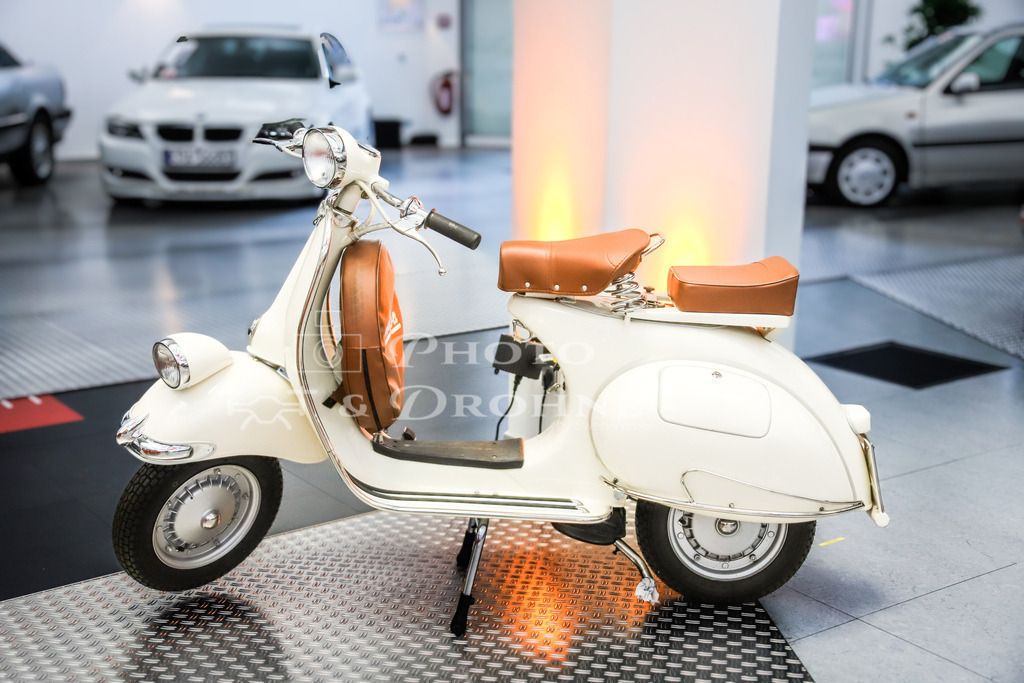 Vespa 150 Struzzo VL3T-2673 | Die Vespa 150 Struzzo VL3T wurde 1956 vorgestellt und verfügte über einen Einzylinder-Zweitaktmotor mit 146,5 cm³ Hubraum und einer Leistung von 6,3 PS bei 5.200 U/min. - Realisiert mit Pictrs.com