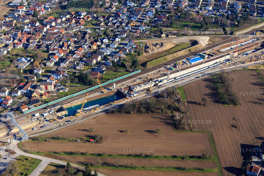 Luftbild: ICE Trassenbaustelle mit Betonsarg und Eisenbahntunnel Rastatt Portal Süd im Ortsteil Niederbühl in Rastatt im Bundesland Baden-Württemberg in Deutschland. Foto: IMG_104887.jpg vom 14.03.2018 durch Werner Riehm/FLY-FOTO.deMenü schließen