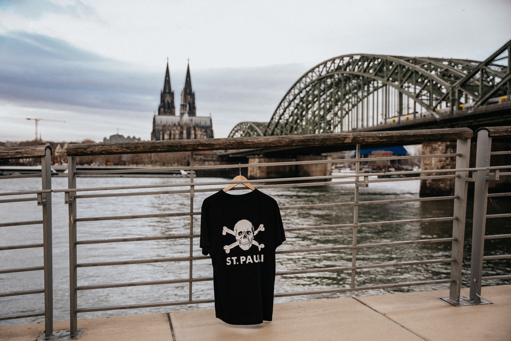 FCS06007 | Der offizielle Shop für FC St. Pauli Fotos. Wähle aus Spielszenen & Fanmomenten dein FCSP Wunschformat. Wir liefern Millerntor-Atmosphäre.