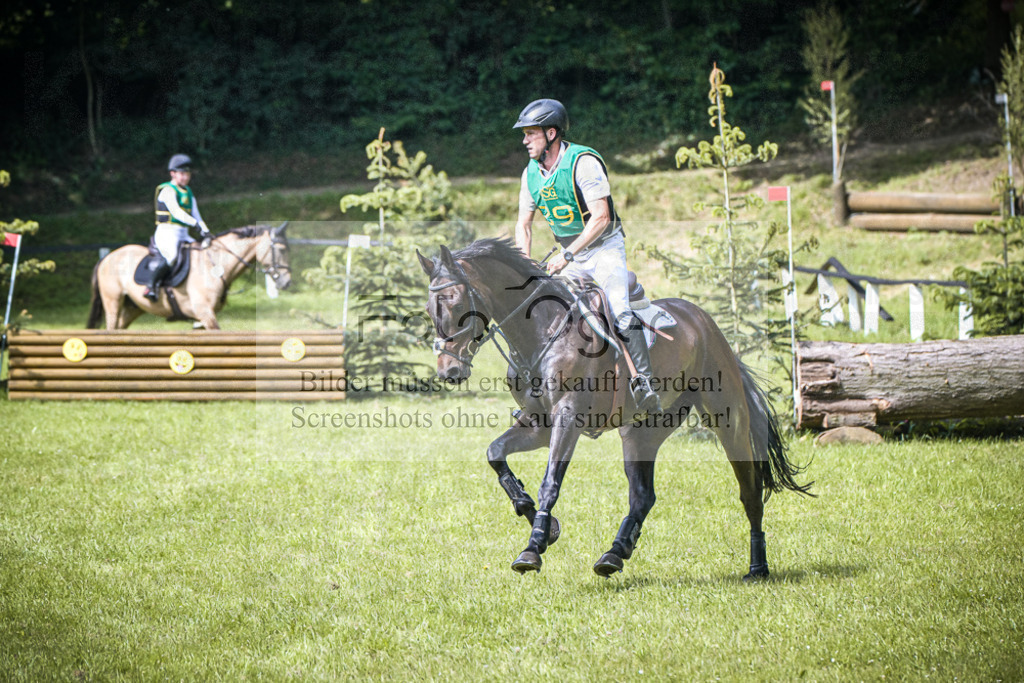 DOS_9984 | Entdecke hochwertige Reitturnierfotos von Foto Oger. Professionell, emotional und authentisch – jetzt Lieblingsmomente im Shop bestellen.Deutschlandweite Turnierfotografie. - Realisiert mit Pictrs.com