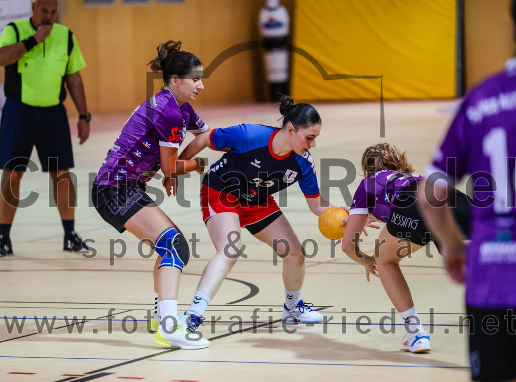 2023-10-14_013_SpVgg_Altenerding_gegen_HSG_Freising_Neufahrn_Damen | Erding, Deutschland, 14.10.2023:
Handball, Bezirksliga Frauen Altbayern 2023 / 2024, 3. Spieltag, SpVgg Altenerding II gegen HSG Freising-Neufahrn II, Endergebnis: 23:28

Grit Kschischow (SpVgg Altenerding, #2), Eduarta Krasnigi (HSG Freising-Neufahrn, #33), Johanna Bauschmid (SpVgg Altenerding, #22)

Foto: Christian Riedel / fotografie-riedel.net