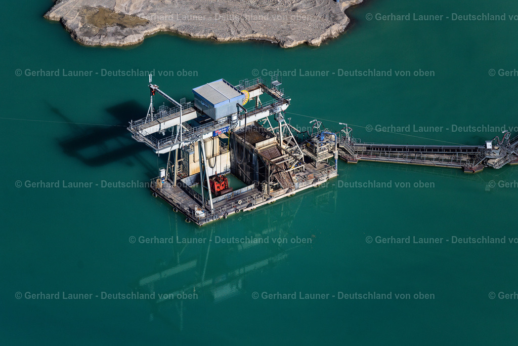 4032470 | SINGEN (HOHENTWIEL) 12.06.2020 Förder- und Bagger- Schiff - Spezialschiff in Fahrt auf dem Baggersee der Kiesgrube in Singen (Hohentwiel) im Bundesland Baden-Württemberg, Deutschland. Weiterführende Informationen bei: Meichle + Mohr GmbH,  ROHR-IDRECO BAGGER GmbH. // Ship - specialized vessel in driving on the quarry pond of the gravel pit in Singen (Hohentwiel) in the state Baden-Wuerttemberg, Germany. Further information at: Meichle + Mohr GmbH,  ROHR-IDRECO BAGGER GmbH. Foto: Gerhard Launer