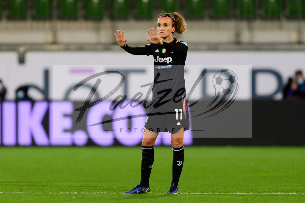WOBJUV20211118_135 | Fussball, Frauen: Barbara Bonansea (Juventus FC) gestikuliert, Gestik bei dem Spiel der UEFA Women´s Champions League zwischen VfL Wolfsburg und Juventus Turin im AOK-Stadion am 18.11.2021 in Wolfsburg, Deutschland. - Realisiert mit Pictrs.com