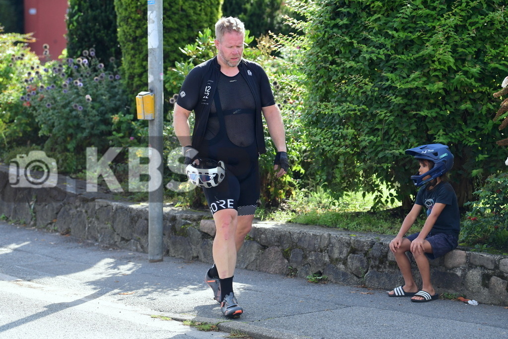 KBS Picture_Cyclassica-Hamburg_200823_016 | Hamburger Strasse Rellingen , Sturz im 100KM Feld ,Polizei sichert erst mal alles und hilft , Fahrer geht zum Sanitaeter  ,
Bemer Cyclassics Hamburg Radrennen 2023 , 
Durch Hamburg und Schleswig-Holsten ,
UCI-WorldTour-Rennen Profi-Elite Herren ca.200KM , 
Amateurradfahrer Jedermann Rennen 60KM ,
Amateurradfahrer Jedermann Rennen 100KM , - Realisiert mit Pictrs.com