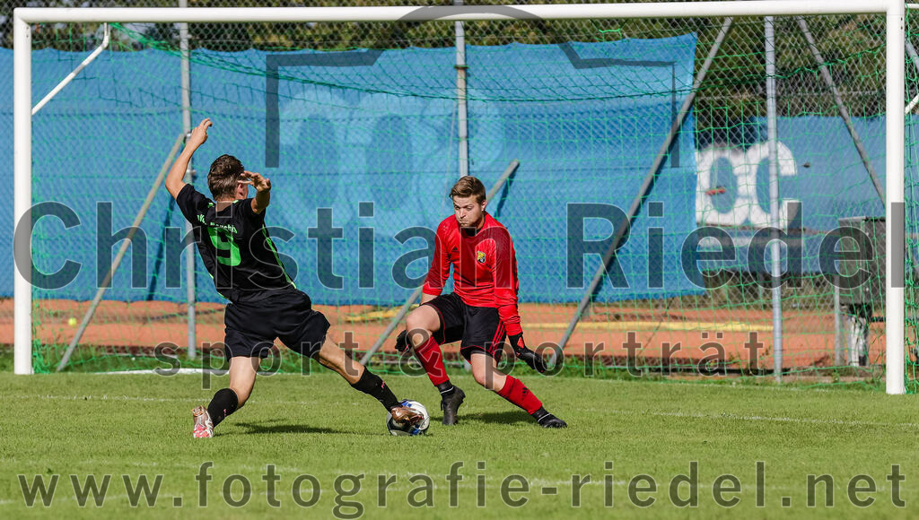 2023-09-17_063_SpVgg_Neuching_gegen_FC_Langenpreising | Neuching, Deutschland, 17.09.2023:
Fußball, A-Klasse 2023 / 2024, 7. Spieltag, SpVgg Neuching gegen SpVgg Langenpreising, Endergebnis: 5:1

Til Koschewa (SpVgg Neuching, #9), Torwart Maximilian Gabriel (SpVgg Langenpreising, #1)

Foto: Christian Riedel / fotografie-riedel.net