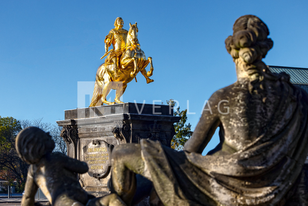 Goldener-Reiter-Dresden-Hauptstrasse-0U3A4156 | Als Goldener Reiter wird das Reiterstandbild Augusts des Starken auf dem Neustädter Markt in Dresden bezeichnet. - Realisiert mit Pictrs.com