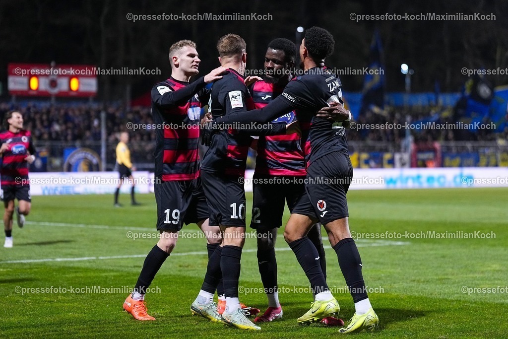 xYDRx23012601019 | 23.01.2026, xydrx, Fußball, 3.Liga, FC Viktoria Köln - 1.FC Saarbrücken, Saison 2025 2026, Sportpark Höhenberg: Torjubel nach dem Tor zum 2:0 für den FC Viktoria Köln durch Torschütze Verthomy Schilo Boboy (FC Viktoria Köln #22) zusammen mit Meiko Sponsel (FC Viktoria Köln #19) und David Otto (FC Viktoria Köln #10) und Benjamin Zank (FC Viktoria Köln #23)   DFB regulations prohibit any use of photographs as image sequences and or quasi-video. Photo: xYannisxDreimannxPressefotoKochx