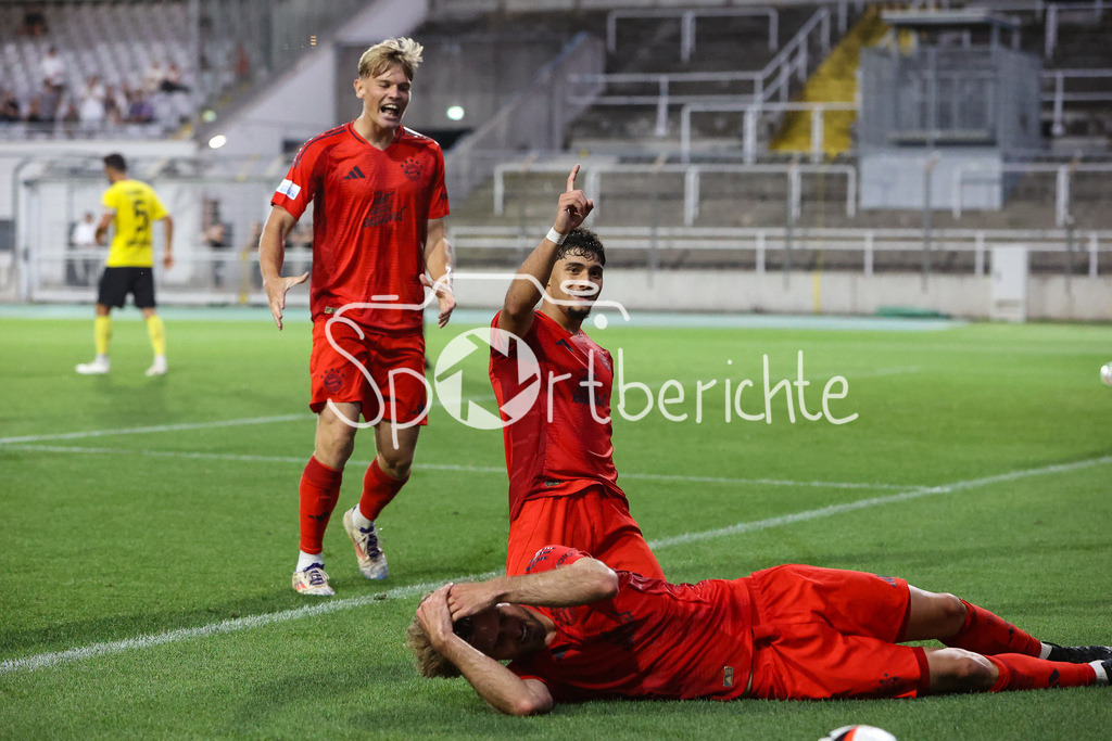 FC Bayern Amateure - SpVgg Bayreuth | Grenzenloser Jubel nach dem Treffer zum 4-2 durch Emirhan DEMIRCAN (FCB #11) / Freude / Happy / Tor / Torschuezte / Luca DENK (FCB #6)