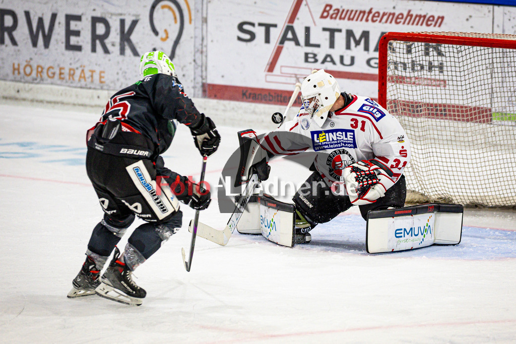 Peißenberg MINERS gegen ESV Buchloe Pirates | Eishockey Bayernliga 2025/26 Vorbereitung, Peißenberg MINERS gegen ESV Buchloe Pirates, 20250921,Torchance Marius KLEIN (MINERS 25),2025-09-21 in Peißenberg (flatbuy Arena Peißenberg), Marius KLEIN (MINERS 25), David BLASCHTA (Buchloe PIRATES Goalie 31)Copyright: WolfgangxLindner www.foto-lindner.de