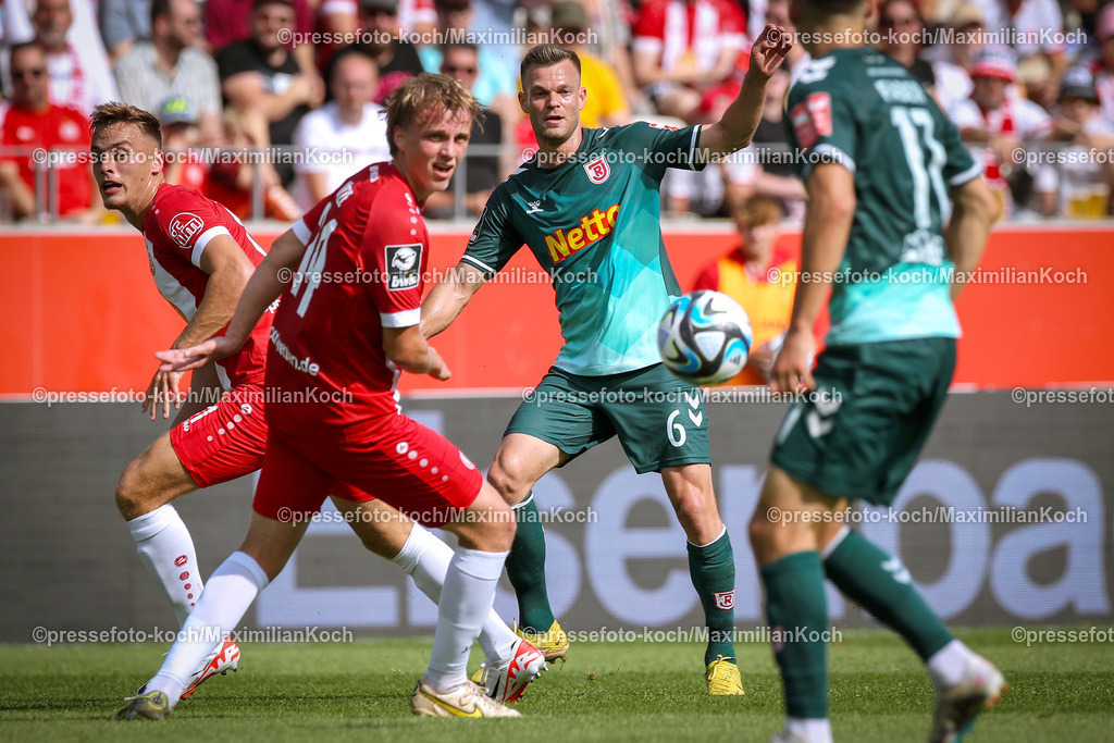 RWE3Liga16092301036 | 16.09.2023, Essen, Fußball, bwin 3. Liga Herren, Stadion an der Hafenstraße, 6. Spieltag Saison 2023 2024, Rot-Weiss Essen – SSV Jahn Regensburg: Benedikt Saller (Jahn Regensburg). DFB regulations prohibit any use of photographs as image sequences and or quasi-video.