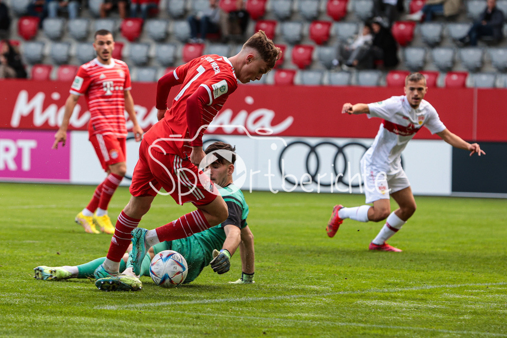 FC Bayern Muenchen U19 - VfB Stuttgart U19 | Paul WANNER (FCB #7) im Duell mit Dennis SEIMEN (VfB #1)