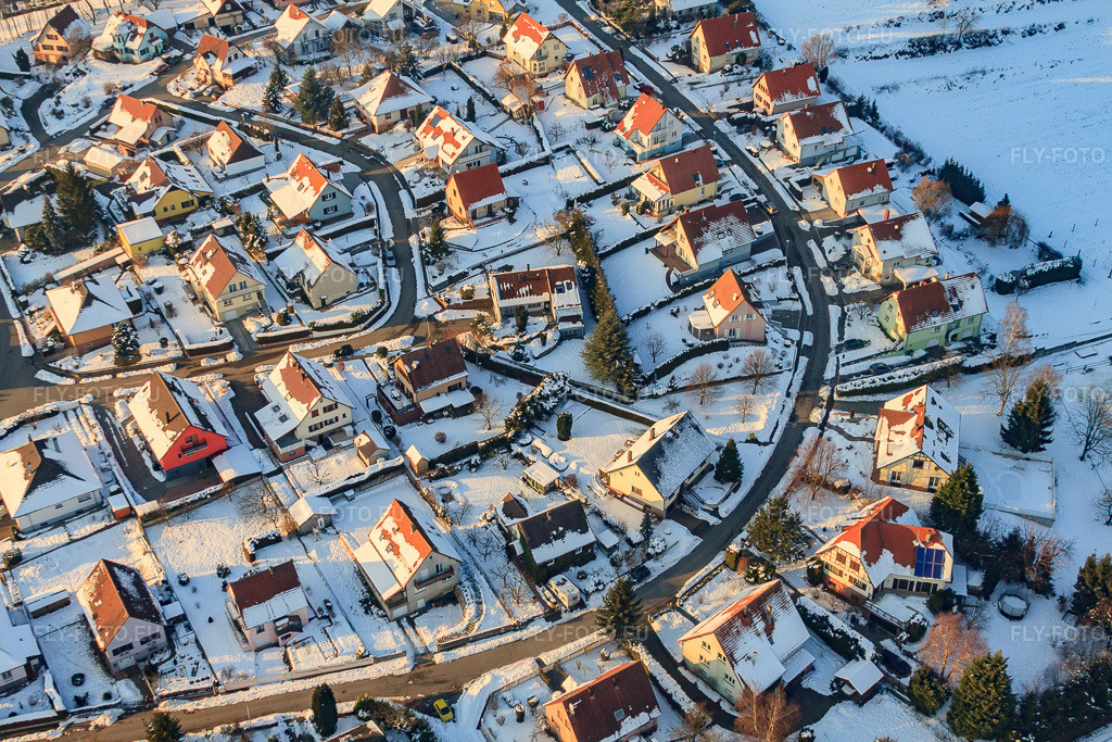 Vue aérienne: Rue des Anémones en hiver, sous la neige à Neewiller-près-Lauterbourg dans le département Bas Rhin, France – .Photo: IMG_36669.jpg prise le 05/01/2011 par Werner Riehm/FLY-FOTO.eu – Résolution de l'original: 4752 x 3168 px
