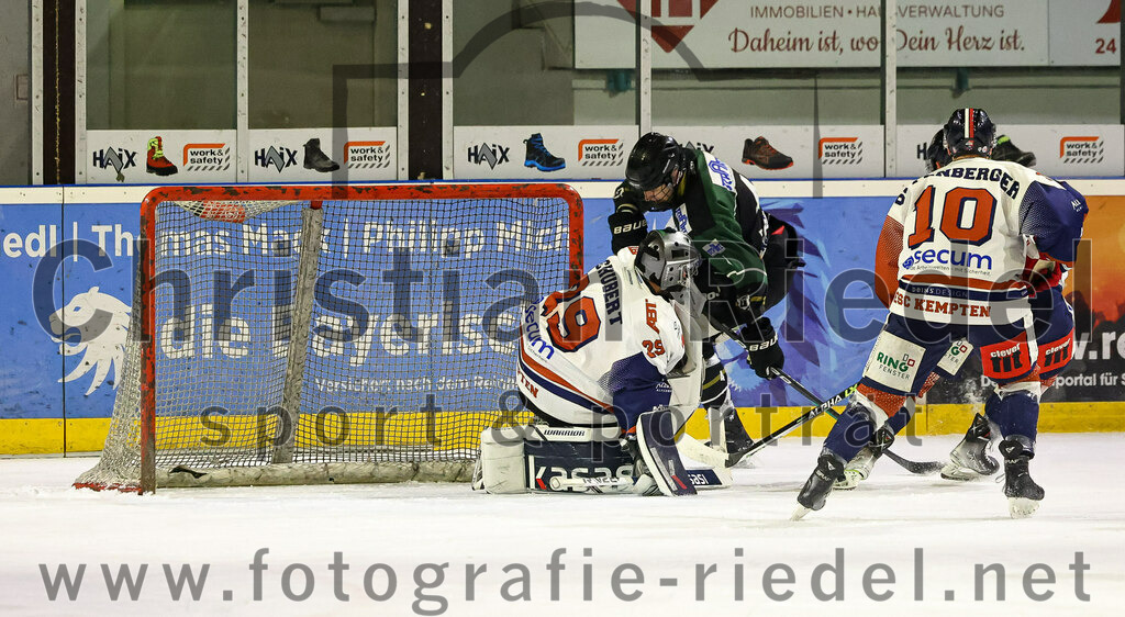 2023-03-03_089_TSV_Erding_gegen_ESC_Kempten | Erding, Deutschland, 03.03.2023:
Eishockey, Bayernliga Playoffs 2022 / 2023, Viertelfinale, TSV Erding gegen ESC Kempten, Endergebnis: 9:3

Torwart Danny Schubert (ESC Kempten, #29), Simon Franz (Erding Gladiators, #4), Nikolas Oppenberger (ESC Kempten, #10)

Foto: Christian Riedel / fotografie-riedel.net