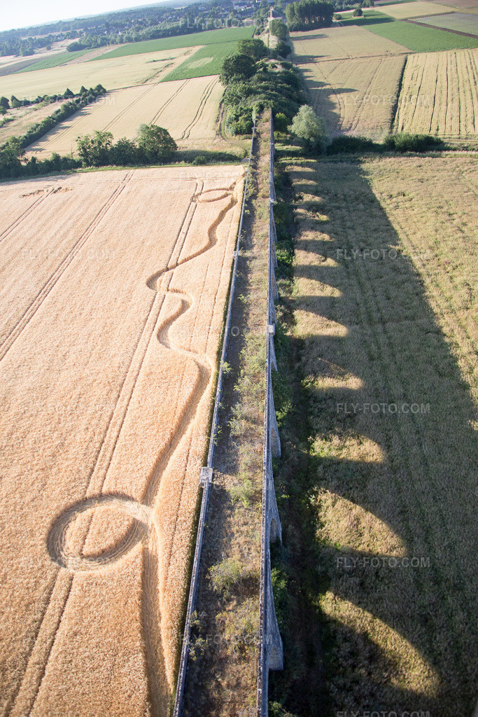 Aerial view: Viaduct at Vineuil/Loire in Vineuil in the state Loir et Cher, France. – Photo: IMG_082091.jpg taken on 06/20/2015 by Werner Riehm/FLY-FOTO.com – Resolution of the original: 3648 x 5472 px