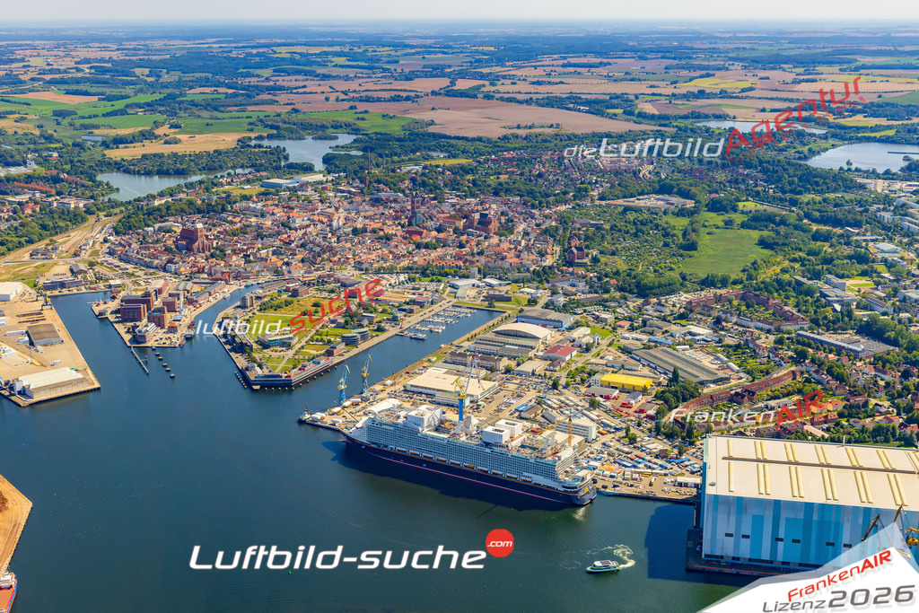 Wismar West Wismar Bild- Das Luftbild wurde 2025 vom UL-Flugzeug heraus erstellt ( keine Drohne bzw. Drohnenaufnahme ) - Hochauflösende Luftaufnahme -Nicht vergleichbar mit Google Maps oder Satelittenbilder- Die Geschenkidee !Mit Lizenz und Bildrechte bestellbar - CC