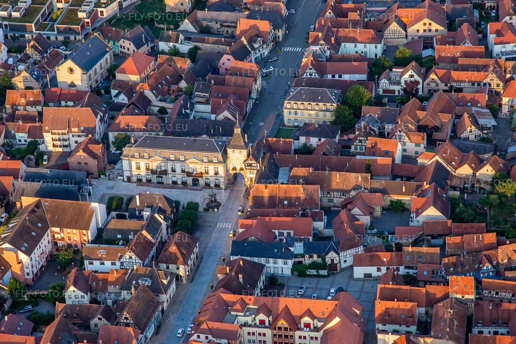 Vue aérienne: Mairie de Rosheim et Tour de l'Horloge ou Zittgloeckel à Rosheim dans le département Bas Rhin, France – .Photo: IMG_137988.jpg prise le 19/08/2023 par Werner Riehm/FLY-FOTO.eu – Résolution de l'original: 5109 x 3406 px – Bienvenue à Rosheim
