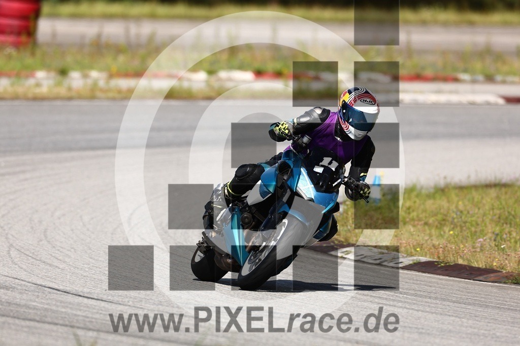 0011-20240805_00996 | Schöne Erinnerungen an spannende Momente - das festzuhalten ist unser Job. PIXELrace.de ist seit 2003 auf den Rennstrecken Europas unterwegs um die Action draußen beim Fahren und die wunderbare Stimmung imm Fahrerlager für euch einzufangen.