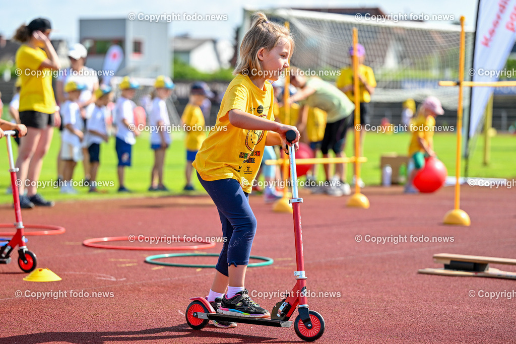 Kindergarten Olympiade 2024_ Stadion Traun_ 07.06.2024-43 | 07.06.2024, Stadion der Stadt Traun, AUT, Kindergarten Olympiade 2024, im Bild Kinder, Hindernis, Fussball, Laufen, Action
