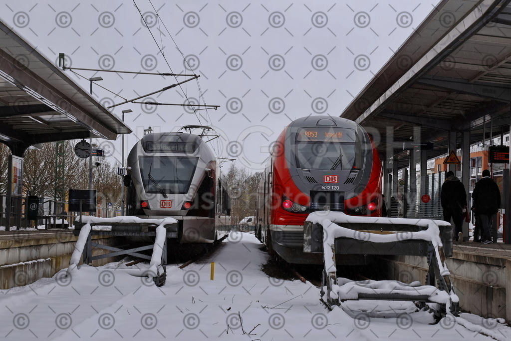 Bahnhof Iserlohn | Die Regionalzüge nach Hagen und Dortmund stehen am verschneiten Bahnhof von Iserlohn.