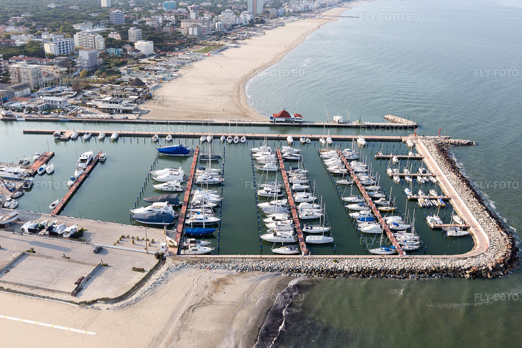 Vue aérienne: Vue de la ville à Cervia dans le département Ravenna, Italie. Photo: IMG_098457.jpg prise le 05/04/2017 par Werner Riehm/FLY-FOTO.eu – Résolution de l'original: 5472 x 3648 px