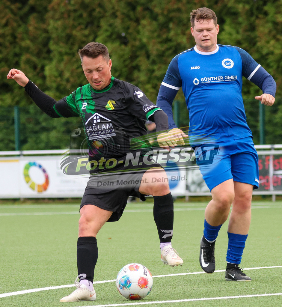 SC Enger - TuS Hücker-Aschen | Auf dem Bild zu sehen: schwarz SC Enger: Pascal Lebek ; blau TuS Hücker-Aschen: Marc Ebmeyer SC Enger, TuS Hücker-Aschen, Saison 26/27, Kreisliga A, Enger, Deutschland - Realisiert mit Pictrs.com