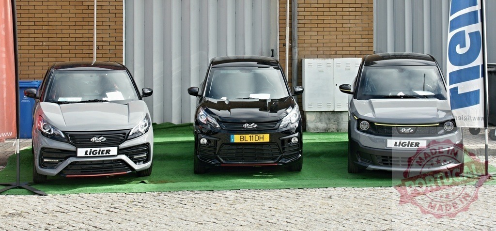 Ligier JS50 cars lined up for sale at dealership | Three Ligier microcars displayed on green carpet promoting urban mobility and city transport - Realisiert mit Pictrs.com