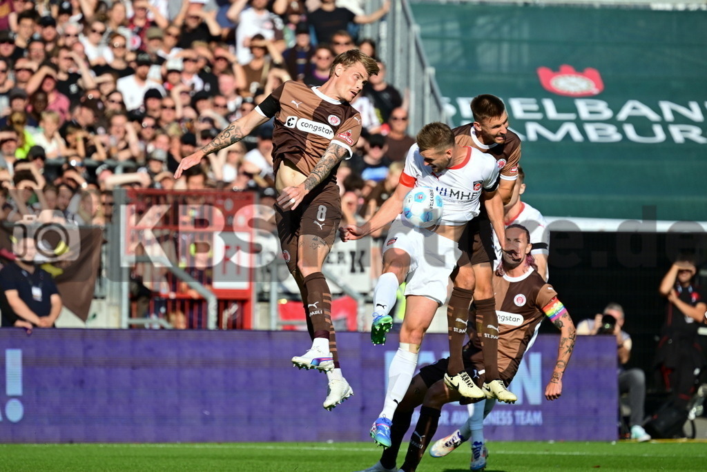 KBS Picture_FCStPauli-Heidenheim_038 | v.l. Smith Eric (St.Pauli) , Mainka Patrick (1FCHeidenheim) , Mets Karol (St.Pauli) ,Sportplatz :  Millerntor Stadion, - Realisiert mit Pictrs.com