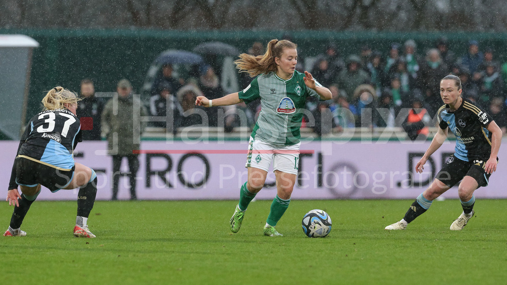 Fussball, Google Pixel Frauen-Bundesliga, SV Werder Bremen - 1. FC Nürnberg | v.li.: Selma Magnusdottir (1. FC Nürnberg, 37), Ricarda Walkling (SV Werder Bremen, 13) am Ball, und Vanessa Haim (1. FC Nürnberg, 19), Ganzkörper, Aktion, Action, Spielszene, DIE DFB-RICHTLINIEN UNTERSAGEN JEGLICHE NUTZUNG VON FOTOS ALS SEQUENZBILDER UND/ODER VIDEOÄHNLICHE FOTOSTRECKEN. DFB REGULATIONS PROHIBIT ANY USE OF PHOTOGRAPHS AS IMAGE SEQUENCES AND/OR QUASI-VIDEO.