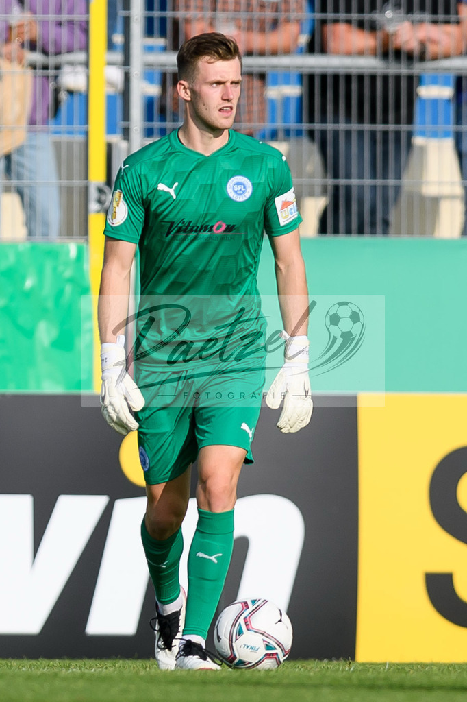 LOTKSC20210809_098 | Fussball, Herren: Torwart Jhonny Peitzmeier (Sportfreunde Lotte) in Aktion, am Ball, Einzelaktion beim Spiel der 1. Runde im DFB-Pokal zwischen SF Lotte und Karlsruher SC im Stadion am Lotter Kreuz am 09.08.2021 in Lotte, Deutschland.DFB / DFL REGULATIONS PROHIBIT ANY USE OF PHOTOGRAPHS AS IMAGE SEQUENCES AND/OR QUASI-VIDEO. - Realisiert mit Pictrs.com