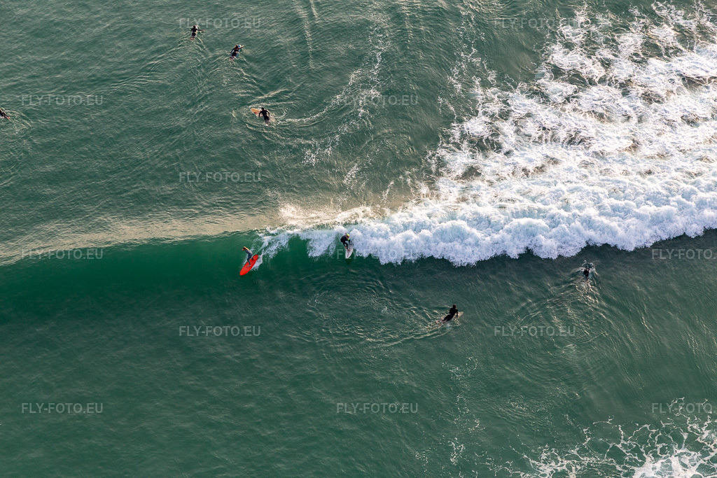 Vue aérienne: Wave surfeurs devant la Plage de Tronoën à Saint-Jean-Trolimon dans le département Finistère, France. Photo: IMG_132560.jpg prise le 17/06/2022 par Werner Riehm/FLY-FOTO.eu – Résolution de l'original: 5472 x 3648 px