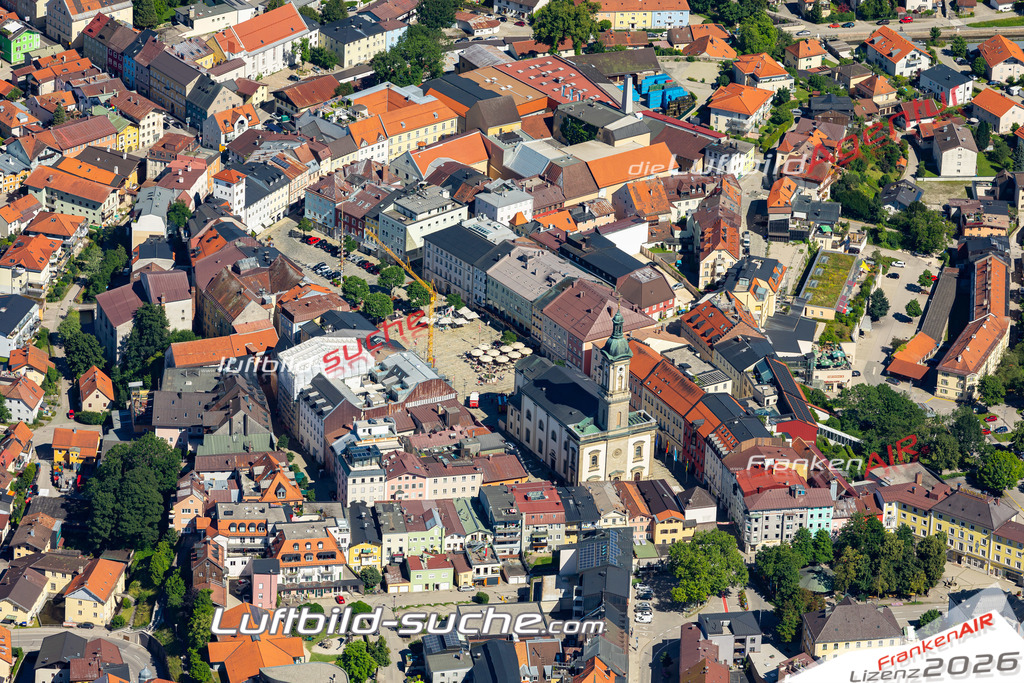 Aktuelles Luftbild von  Traunstein - Die Luftaufnahme wurde 2022 mittels UL-Flugzeug erstellt ( keine Drohne ) - hochauflösende Kamera-Systeme von  Canon -Beste Qualität - Für grossformatige Ausdrucke geeignet. Die Geschenkidee !