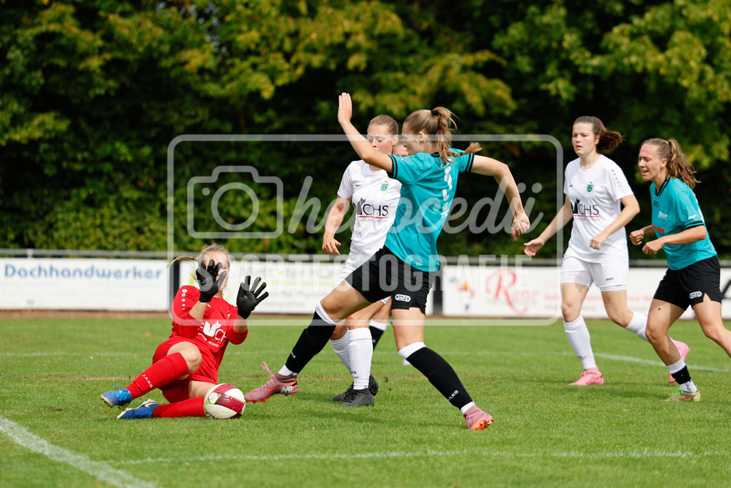 Fußball I Frauen I Westfalenpokal 26-27 I DJK GW Amelsbüren - SSV Rhade  I 18653 | Melanie Ziegner (1, DJK GW Amelsbüren) und Vivien Grosser (3, SSV Rhade) im eins gegen eins Duell. - Realisiert mit Pictrs.com
