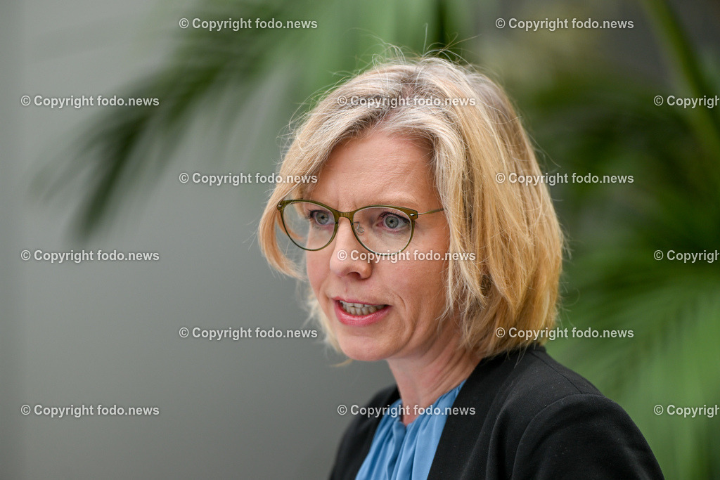 Pressekonferenz mit BMin Gewessler und LR Kaineder_ Neues UVP-Gesetz ist Turbo für die Energiewende in Oesterreich_ 02.05.2023-14 | 02.05.2023, Cubus Linz, AUT, Pressekonferenz mit BMin Gewessler und LR Stefan Kaineder, Neues UVP-Gesetz ist Turbo für die Energiewende in Oesterreich und ein Schluessel zum Heben des enormen Windkraftpotenzials in Oberoesterreich, im Bild BMin Eleonore Gewessler (Die Gruenen, Klimaschutz, Umwelt, Energie, Mobilitaet, Innovation und Technologie)