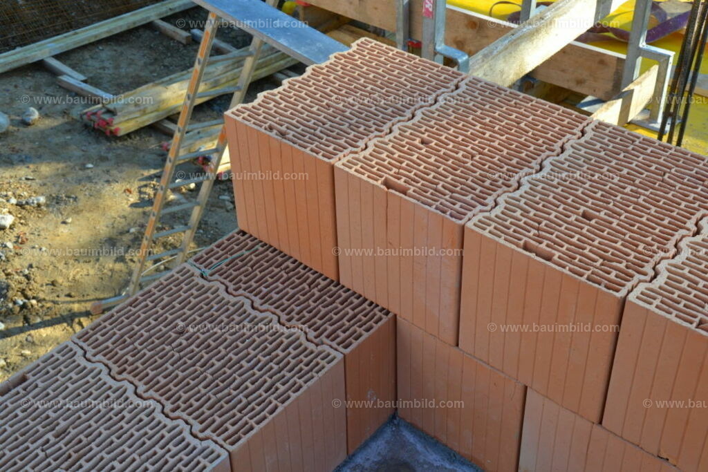 bib-lg07-mauerarbeiten-0112 | Nach LV-Leistungsgruppen sortierte Detailfotos über den Bau eines Hauses. Alle Hausbau-Bilder direkt vom Urheber und Autor der Website Haus-Selber-Bauen.com