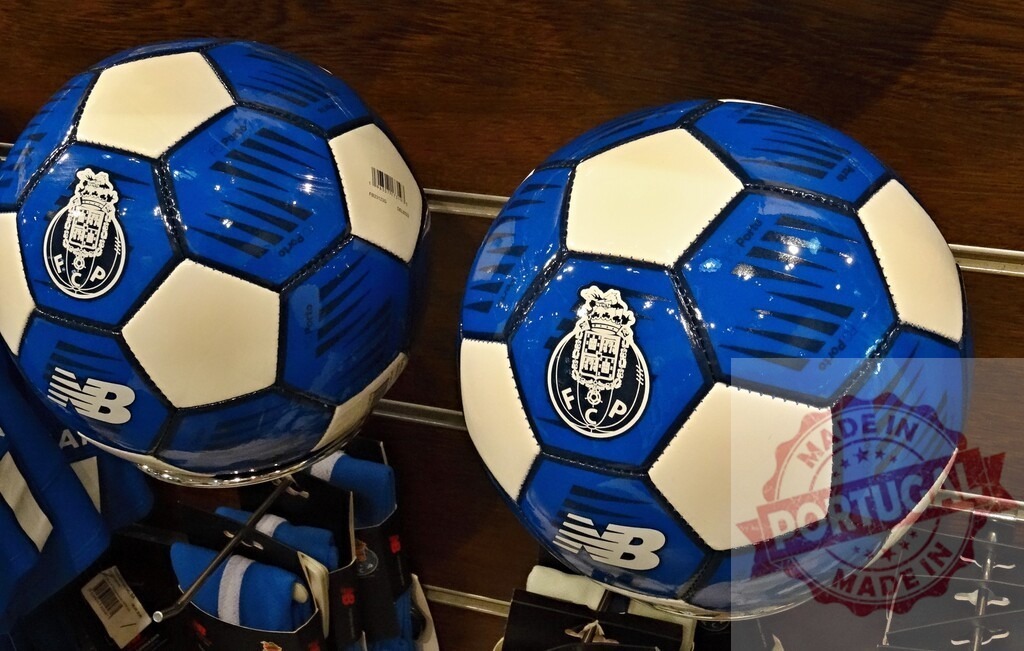 FC Porto footballs showcasing team merchandise | FC Porto soccer balls and sports gear on display in a retail store - Realisiert mit Pictrs.com