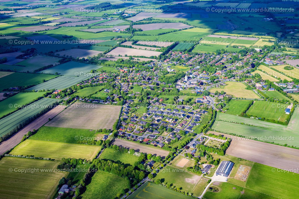 Achtrup_ELS_0612300523 | ACHTRUP 30.05.2023 Ortsansicht am Rande von landwirtschaftlichen Feldern und Nutzflächen in Achtrup im Bundesland Schleswig-Holstein, Deutschland. // Village view on the edge of agricultural fields and land in Achtrup in the state Schleswig-Holstein, Germany. Foto: Martin Elsen