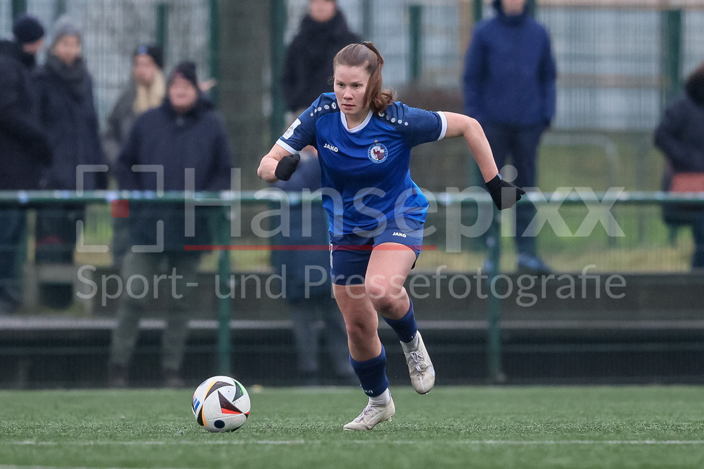 Fussball, Testspiel Frauen, Hamburger SV - 1. FFC Turbine Potsdam | v.li.: Emilie Bernhardt (1. FFC Turbine Potsdam, 31) am Ball, Freisteller, Einzelbild, Ganzkörper, Aktion, Action, Spielszene