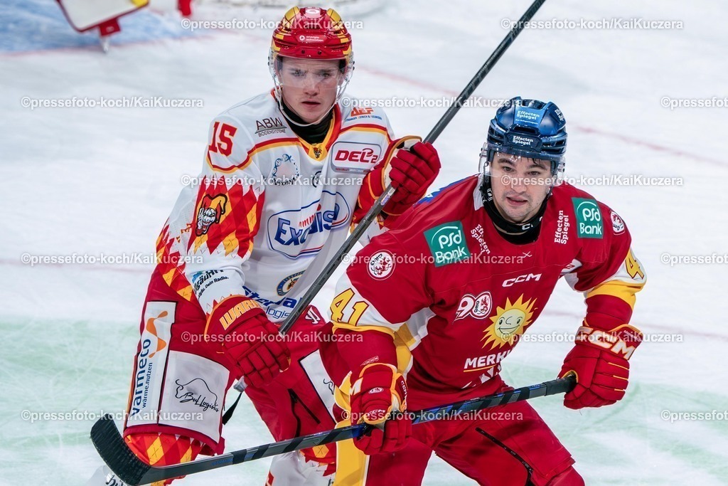 xKKU28092501103 | 28.09.2025, xKKUx, Eishockey, DEL2, Düsseldorfer EG - ESV Kaufbeuren, PSD-Bank Dome in Düsseldorf: Nikolaus Heigl (Kaufbeuren #15) im Zweikampf gegen  Colin Smith (DEG #41)