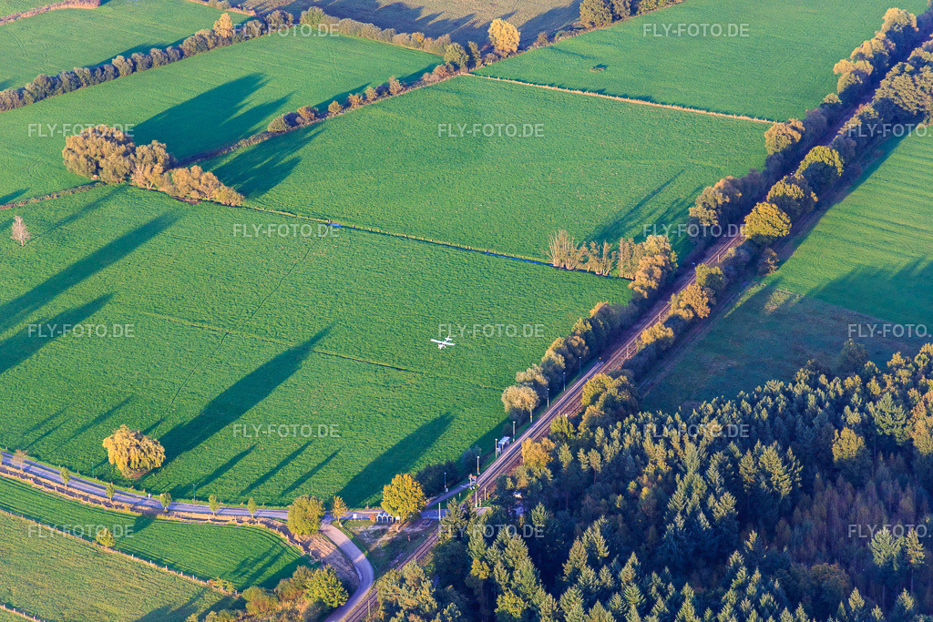 Sportflugzeug im Anflug auf den Flugplatz Schweighofen https://fsc-suedpfalz.de/ | Luftbild: Sportflugzeug im Anflug auf den Flugplatz Schweighofen https://fsc-suedpfalz.de/ in Schweighofen im Bundesland Rheinland-Pfalz in Deutschland. Foto: IMG_074689.jpg vom 14.10.2014 durch Werner Riehm/FLY-FOTO.de - Realisiert mit Pictrs.com