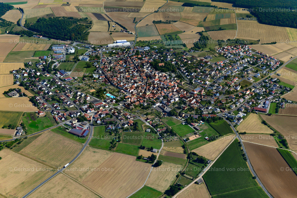 3650595 | NEUBRUNN 13.09.2016 Stadtansicht vom Stadtrand angrenzend an landwirtschaftliche Feldern  in Neubrunn im Bundesland Bayern, Deutschland // City view from the outskirts with adjacent agricultural fields  in Neubrunn in the state Bavaria, Germany Foto: Gerhard Launer