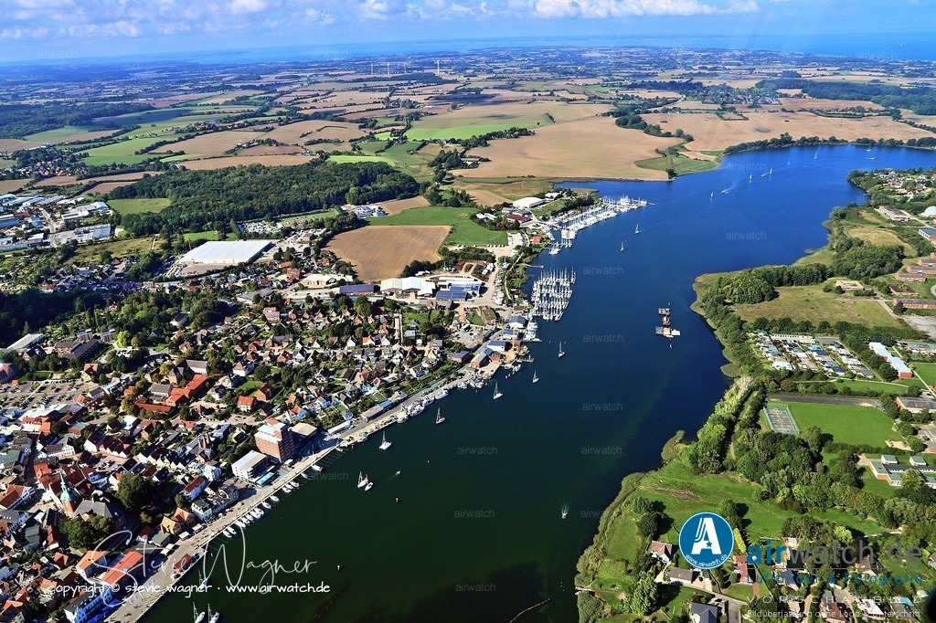 Luftbild Kappeln an der Schlei - Kappeln ist eine Kleinstadt an der Schlei | Kappeln ist eine Kleinstadt an der Schlei im Kreis Schleswig-Flensburg in Schleswig-Holstein, die sich über die beiden schleswigschen Landschaften Angeln und Schwansen erstreckt. Das Stadtgebiet liegt am Übergang der Schlei in die Ostsee und umfasst auch den südlichen Uferbereich der Schlei im Norden der Halbinsel Schwansen bis an den Küstenstreifen der offenen Ostsee heran. Die Stadt besteht aus mehreren Ortsteilen, darunter Mehlby, Dothmark, Sandbek, Stutebüll, Ellenberg, Olpenitz und Kopperby.