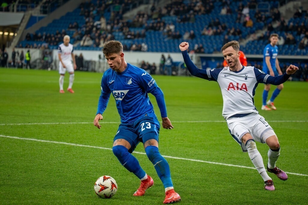 Fußball UEFA Europa League, Saison 2024/25, 7. Spieltag: TSG Hoffenheim gegen Tottenham Hotspur. Am Ball: Adam Hlozek (23, Hoffenheim) | Fußball UEFA Europa League, Saison 2024/25, 7. Spieltag: TSG Hoffenheim gegen Tottenham Hotspur. Am Ball: Adam Hlozek (23, Hoffenheim) - Realisiert mit Pictrs.com
