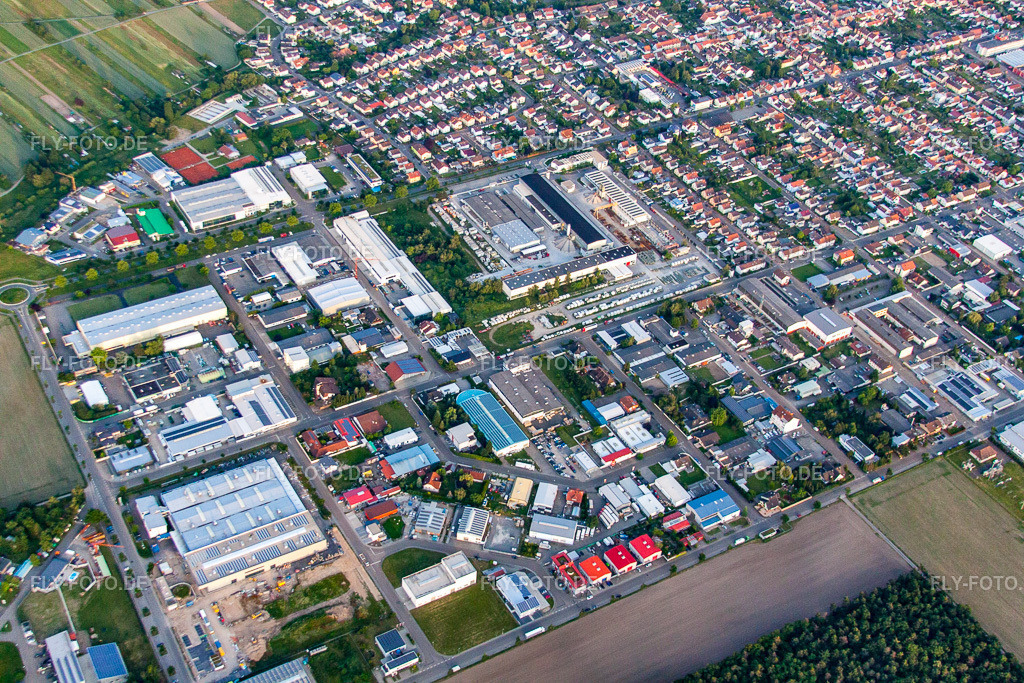 Gewerbegebiet | Luftbild: Gewerbegebiet im Ortsteil Kirrlach in Waghäusel im Bundesland Baden-Württemberg in Deutschland. Foto: IMG_66441.jpg vom 30.05.2014 durch Werner Riehm/FLY-FOTO.de - Realisiert mit Pictrs.com