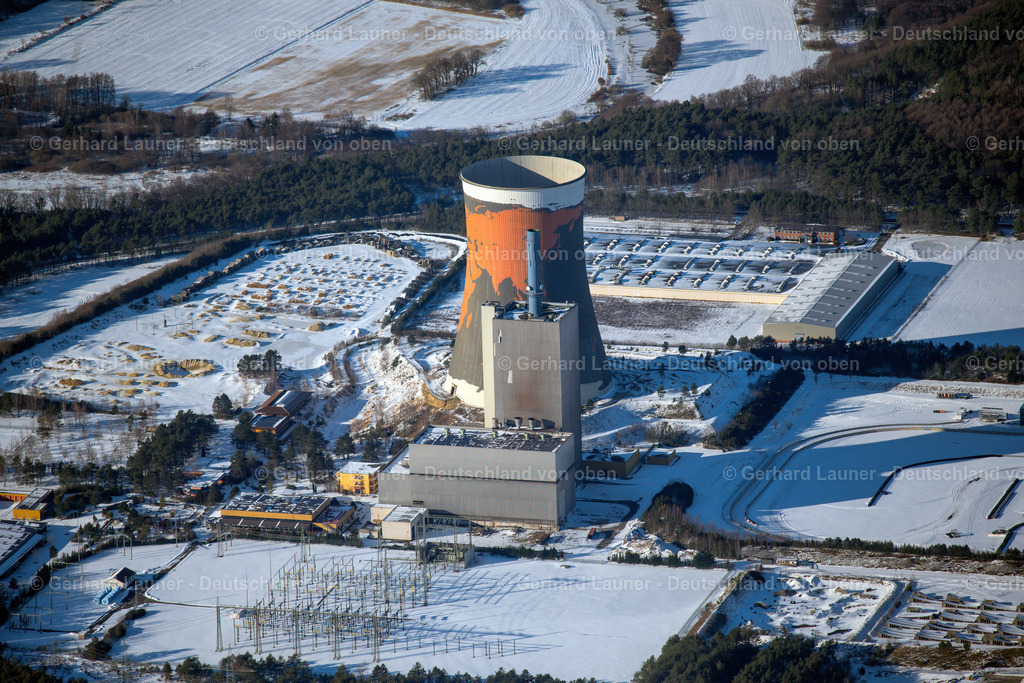 4043989 | MEPPEN 13.02.2021 Winterlich schneebedeckte Blick aud den Kühlturm auf dem Gelände des ehemaligen Kraftwerk Meppen-Hüntel in Niedersachsen. Weiterführende Informationen bei: Funpark Meppen B.V.. // Wintry snowy cooling tower on the site of the former power station Meppen-Huentel in Lower Saxony. Further information at: Funpark Meppen B.V.. Foto: Gerhard Launer