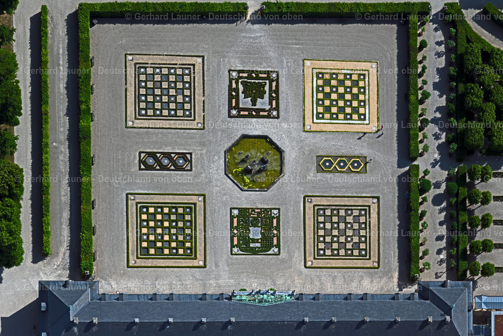 4030950 | HANNOVER 02.06.2020 Der Große Garten im Stadtteil Herrenhausen in Hannover im Bundesland Niedersachsen. Der Barockgarten an der Herrenhäuser Straße wurde im 17. Jahrhundert errichtet und besteht aus vielen Broderiemustern und der zentral gelegenen Glockenfontäne. // The big garden in the part of town of Herrenhausen in Hannover in the federal state Lower Saxony. The baroque garden in the mansions street was established in the 17th century and exists of many Broderie scrutinise and the centrally situated bell jet. Foto: Gerhard Launer