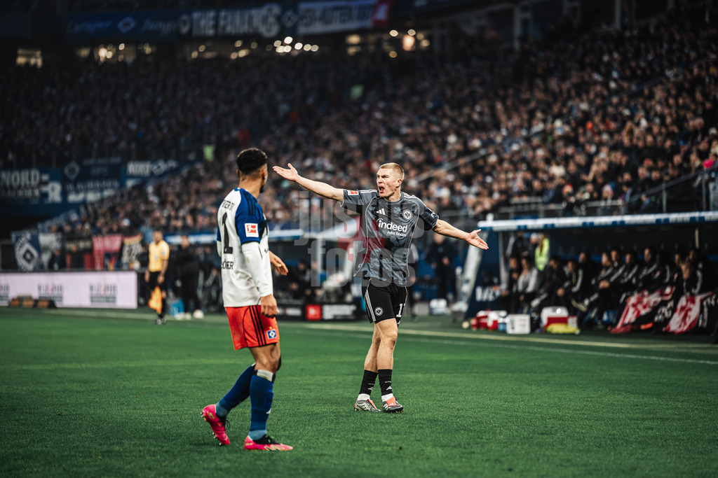 Fußball | Männer | Saison 2025/2026 | 1. Fußball-Bundesliga | 15. Spieltag | Hamburger SV vs. Eintracht Frankfurt | 20.12.2025 | Rasmus Kristensen (#13, Eintracht Frankfurt) emotional