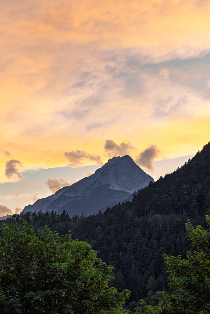 Blick auf den Berg Wettersteinspitze mit Sonnenuntergang bei Mittenwald in Bayern | Blick auf den Berg Wettersteinspitze mit Sonnenuntergang bei Mittenwald in Bayern.