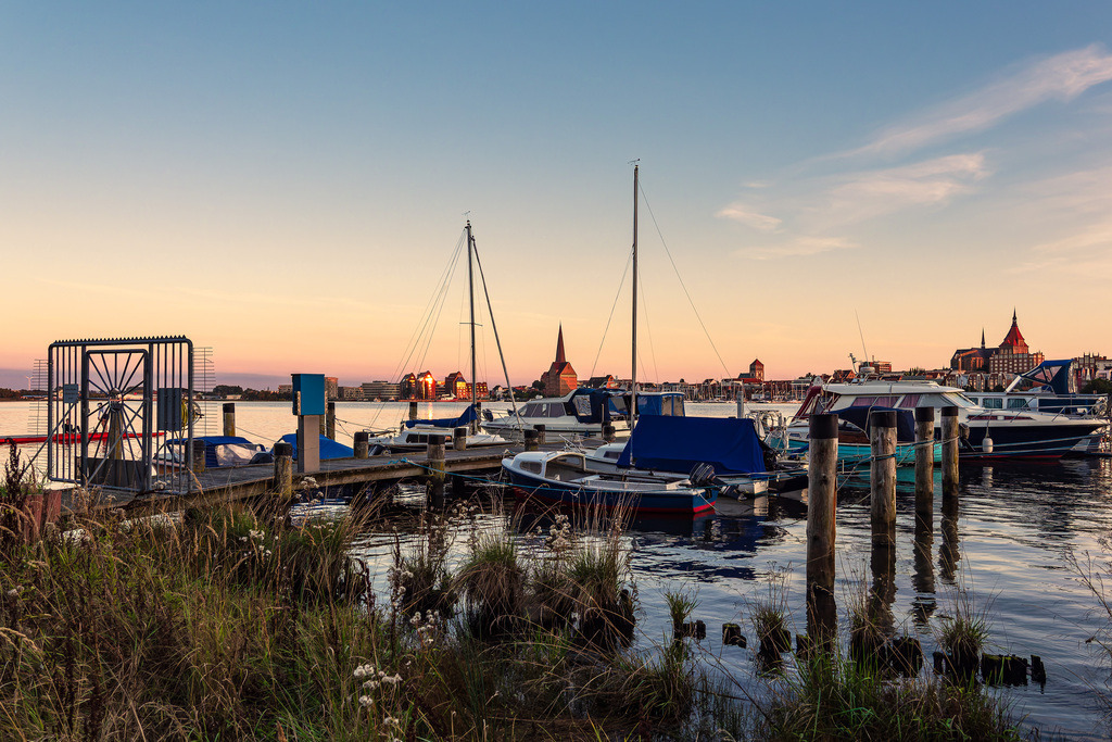 Blick über die Warnow auf die Hansestadt Rostock am Abend | Blick über die Warnow auf die Hansestadt Rostock am Abend.